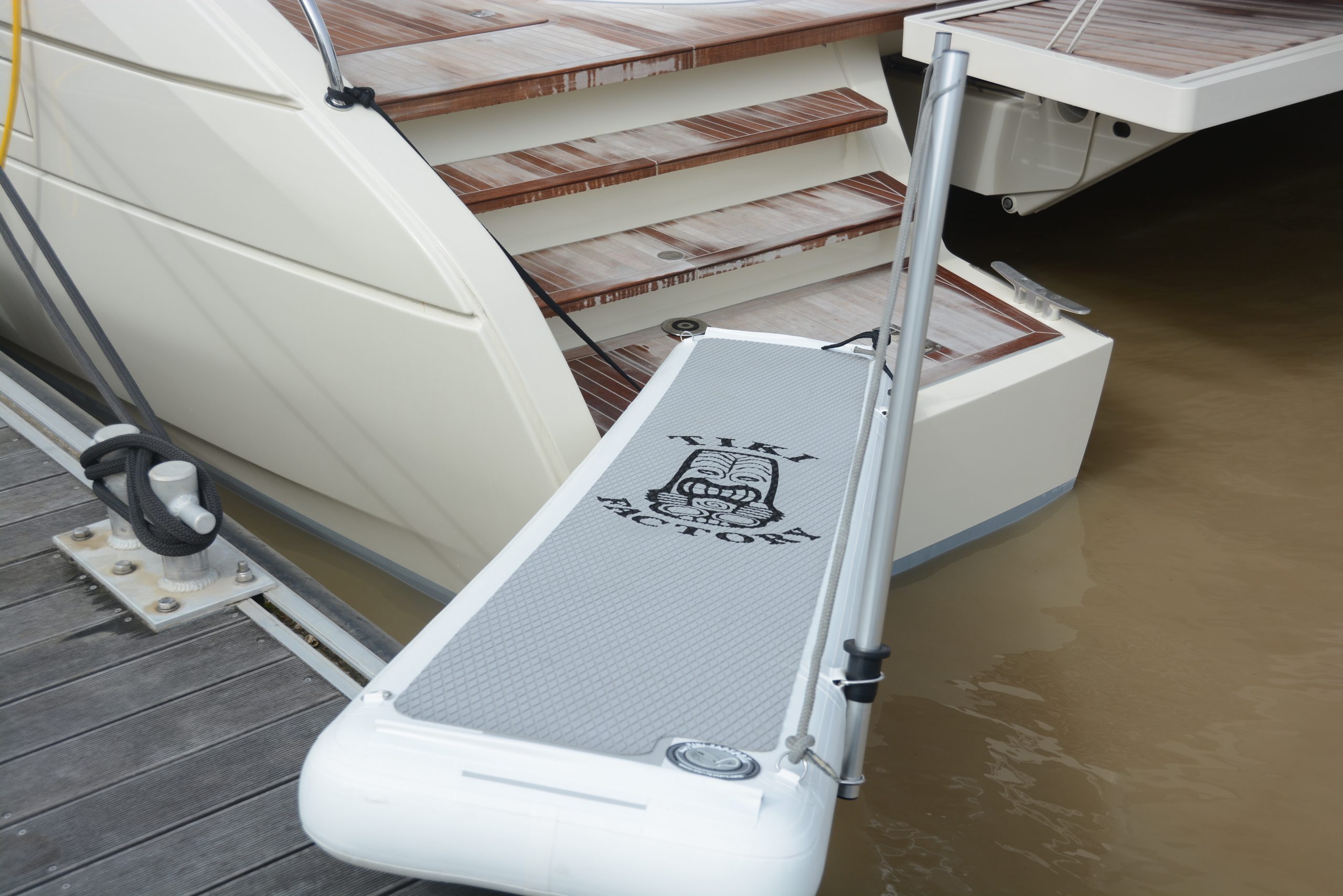 TIKI FACTORY LOISIRS PASSERELLE GONFLABLE ACCES A BORD 300 SEULE